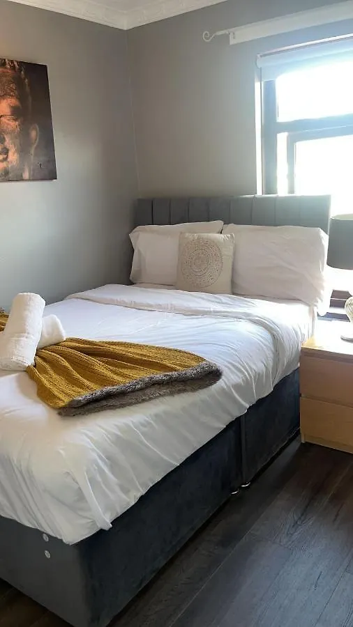 Massive 4 Bed Home Walking Distance To The City Lights, Perfect For Business Trips Belfast