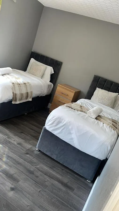 Holiday home Massive 4 Bed Home Walking Distance To The City Lights, Perfect For Business Trips Belfast