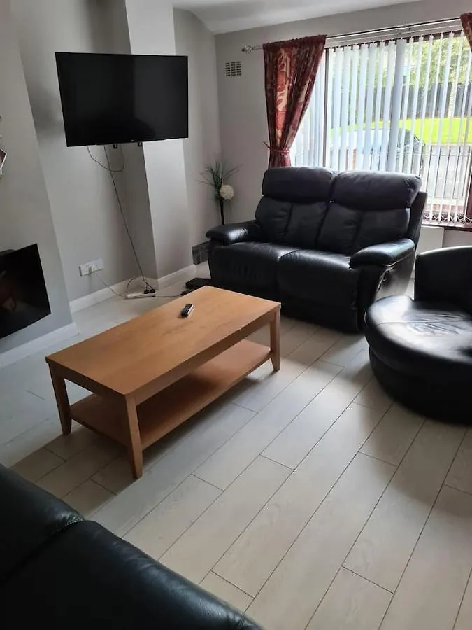 Massive 4 Bed Home Walking Distance To The City Lights, Perfect For Business Trips Belfast