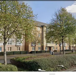  Apartment Spacious 3-bedroom Ground Floor Flat With Free Parking In Location United Kingdom