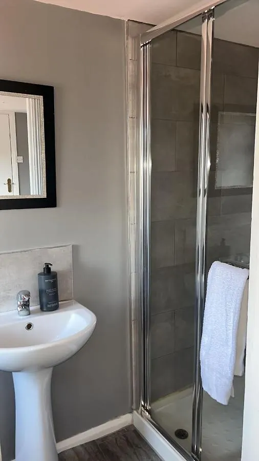 Holiday home Massive 4 Bed Home Walking Distance To The City Lights, Perfect For Business Trips Belfast