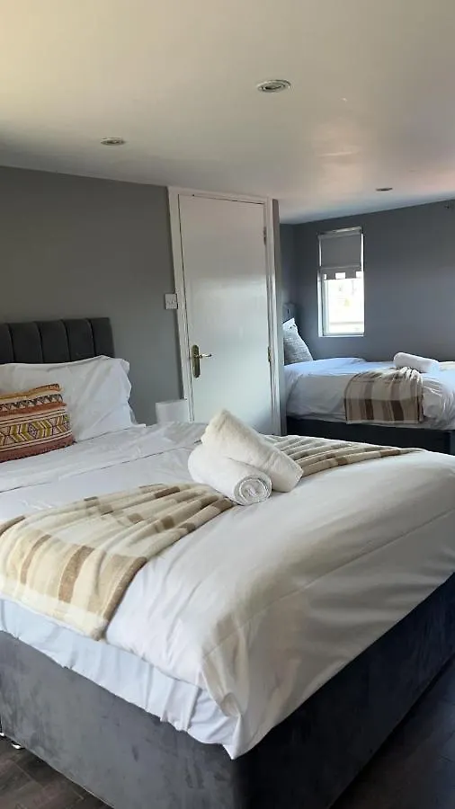 Holiday home Massive 4 Bed Home Walking Distance To The City Lights, Perfect For Business Trips Belfast United Kingdom