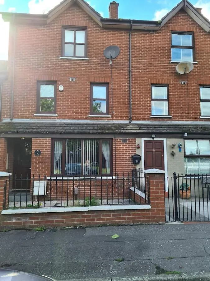 Holiday home Massive 4 Bed Home Walking Distance To The City Lights, Perfect For Business Trips Belfast