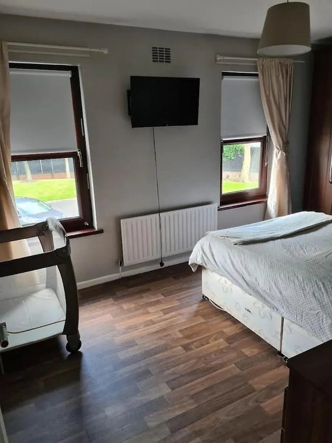 Massive 4 Bed Home Walking Distance To The City Lights, Perfect For Business Trips Belfast